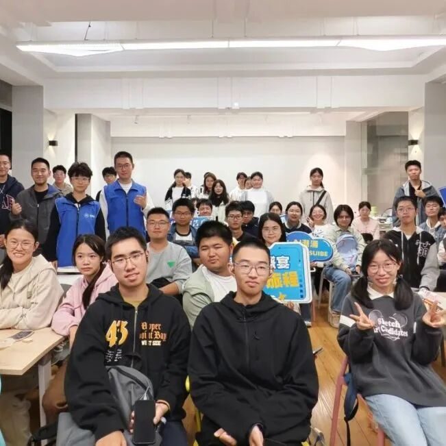 社团线下活动现场,一屋子同学