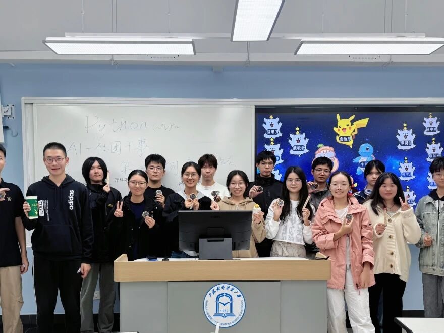 AI+ 社团干事在教室的合影
